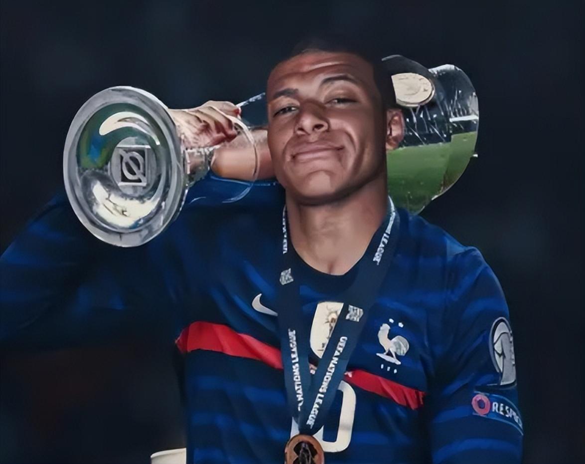 边后卫内收 边后卫内收